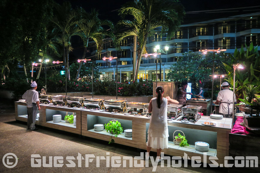 Another dining option is offered in the form f a buffet dinner right at the beachfront oppsite of the Siam Bayshore Resort