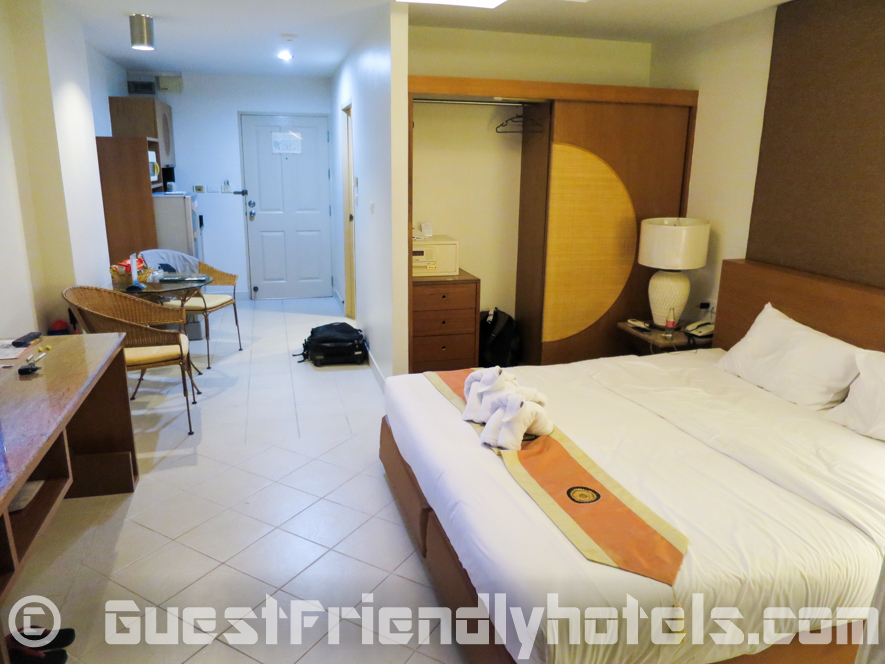 Bed and wardrobe in Standard rooms of the Bella Villa Prima Hotel
