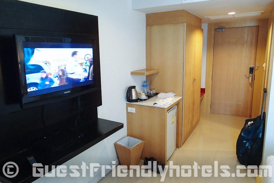 Classic room amenities include a Flatscreen TV, minibar and wardrobe in Aspery Hotel