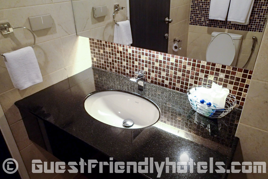 Good and clean bathroom facilities at Flipper Lodge