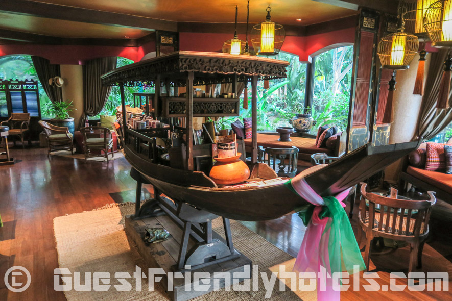 Lounge and bar area with a nice touch of Thai decor in Siam Bayshore Resort & Spa