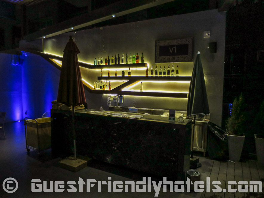 Pool bar in Hotel Icon Bangkok