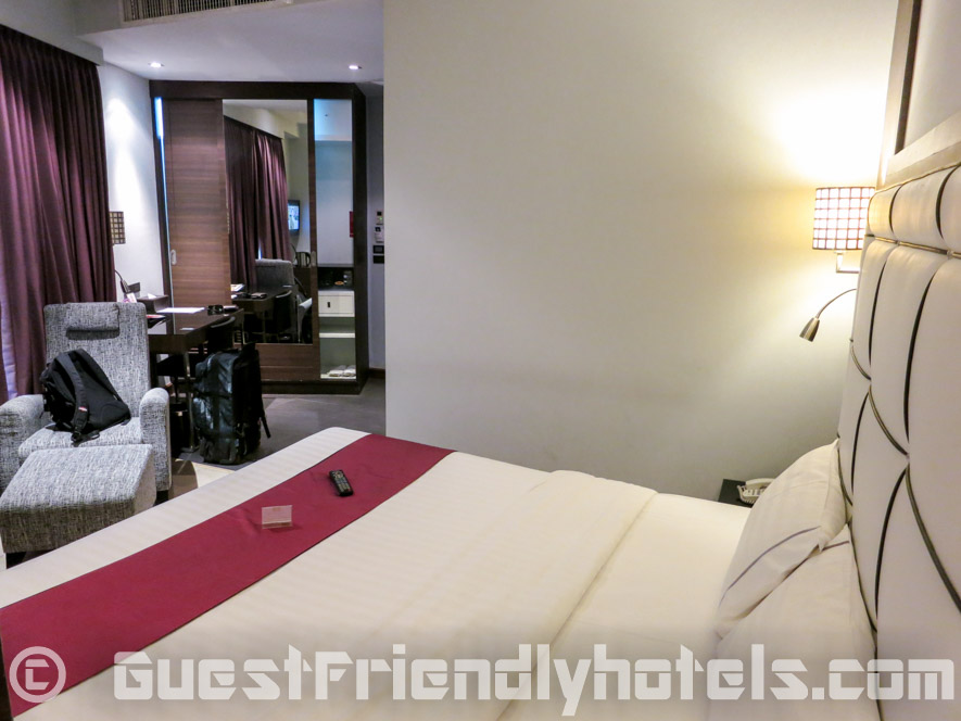 S Sukhumvit Suites Hotel Superior with King size bed are small but very comfy