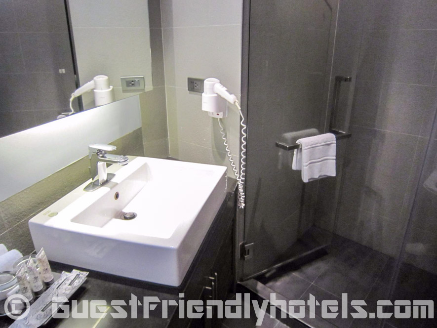 S Sukhumvit Suites Hotel bathrooms are very modern