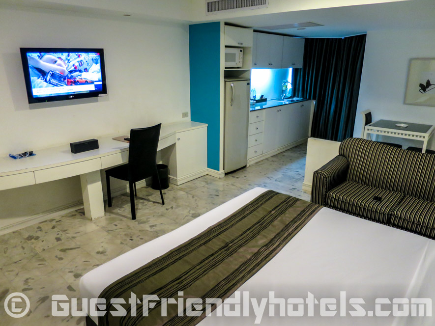 Standard room furnishings include flat-screen TV and desk in the Grand President Hotel Bangkok