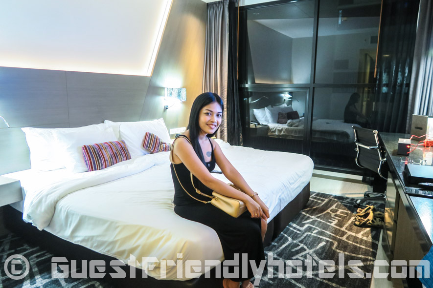 Thai girl from Spanky`s Gogo Bar back in my room of Best Western Premier Sukhumvit guest friendly hotel