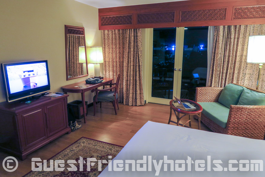 The furniture and amenities found in the Executive Deluxe room at the Siam Bayshore Resort