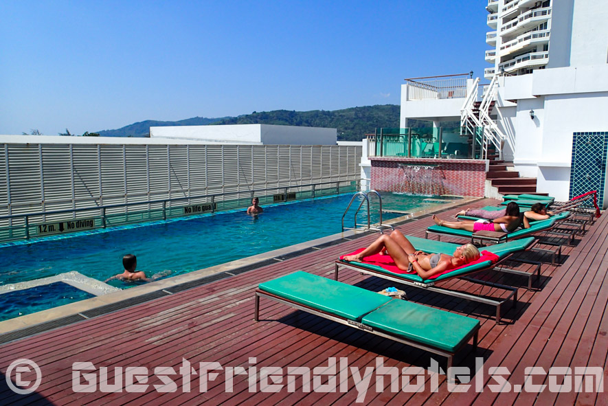 You can find a pool and sun loungers on the rooftop of the Aspery Hotel